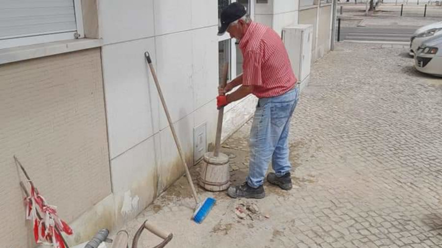 Regularização da calçada na rua Cidade de Santarém