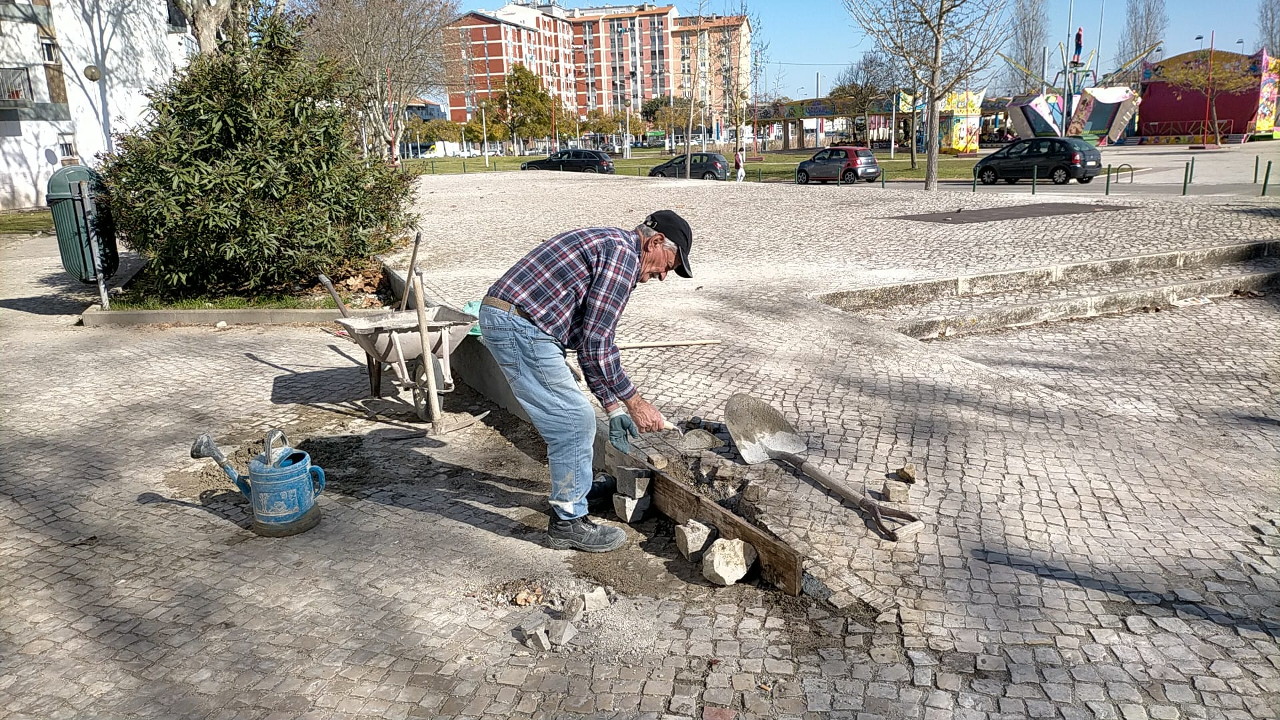 Reparação de calçada na rua Cidade de Lisboa