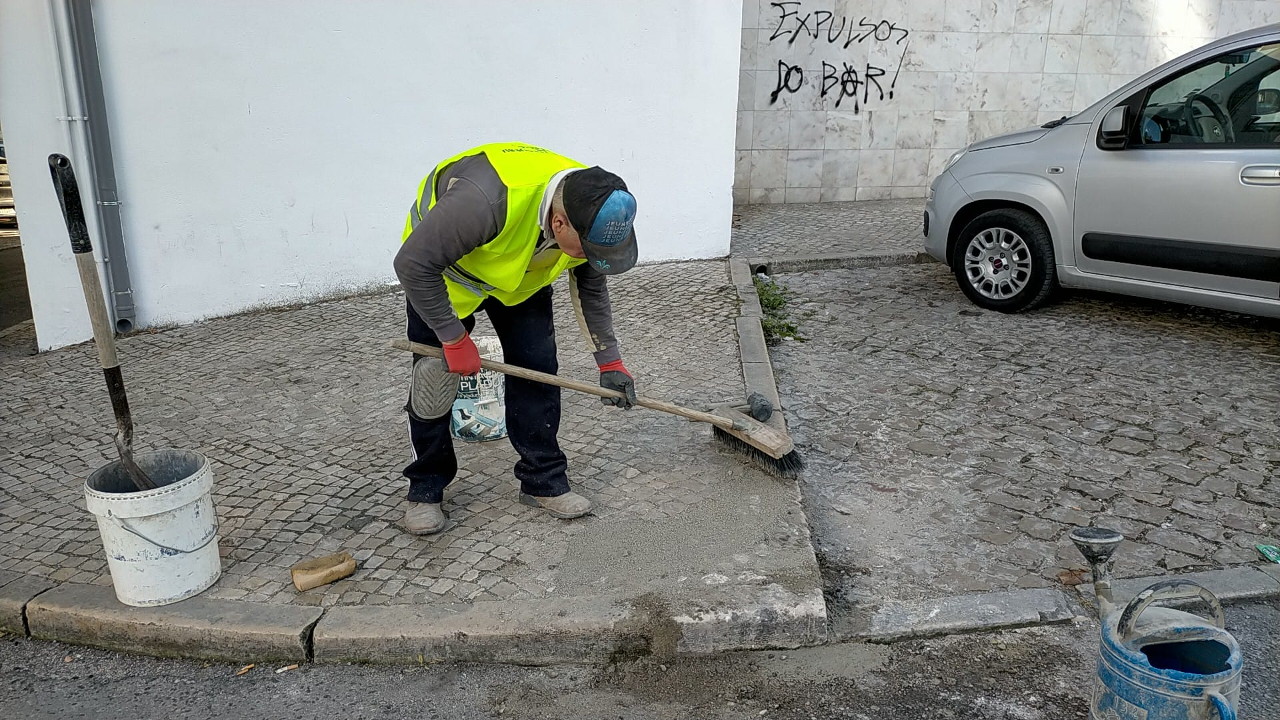 Reparação de calçada na Praceta Zaire