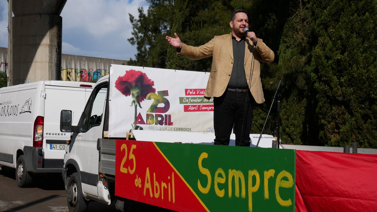 Músicas da Revolução pelas ruas da Vila