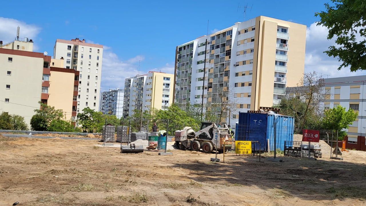 Intervenção nas traseiras dos edifícios da Av. Luís de Camões