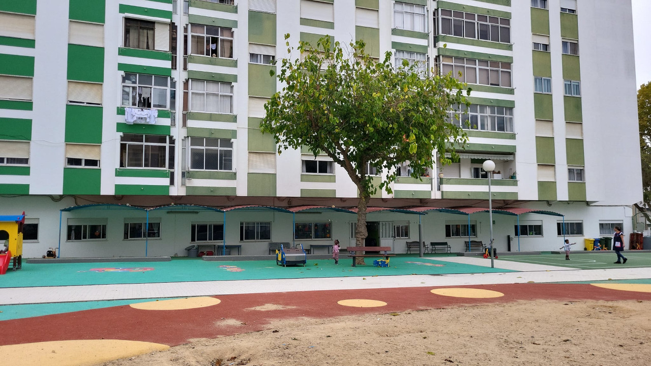 Limpeza de telhados nas escolas da Freguesia