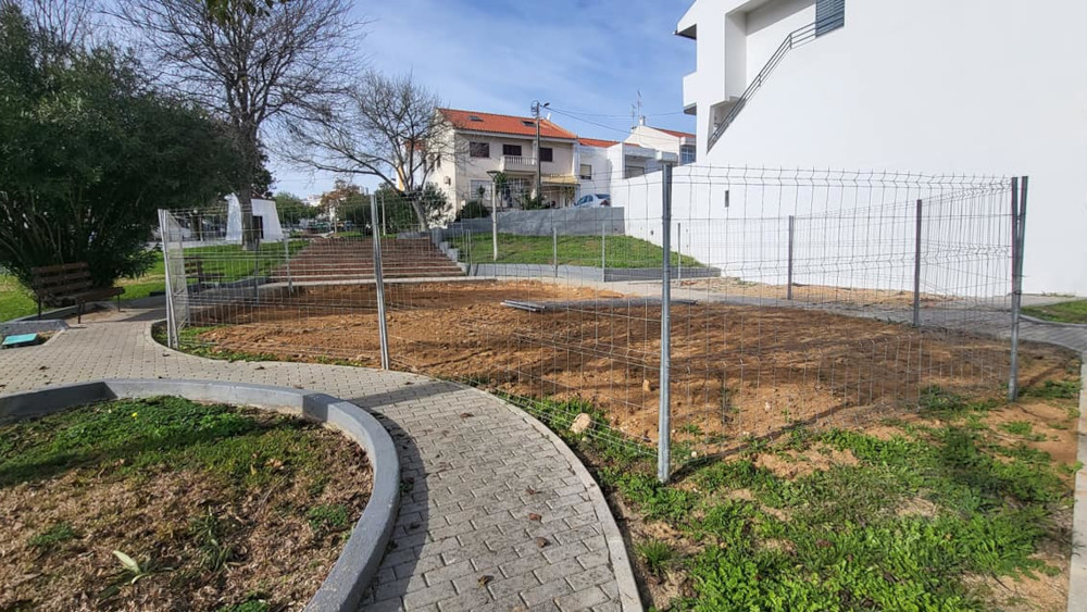 Parque infantil e mobiliário urbano para jogos de mesa no Alto do Moinho