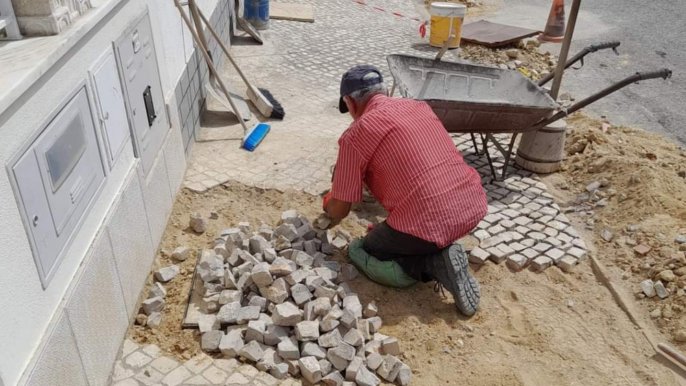 Regularização da calçada na rua 31 de Janeiro