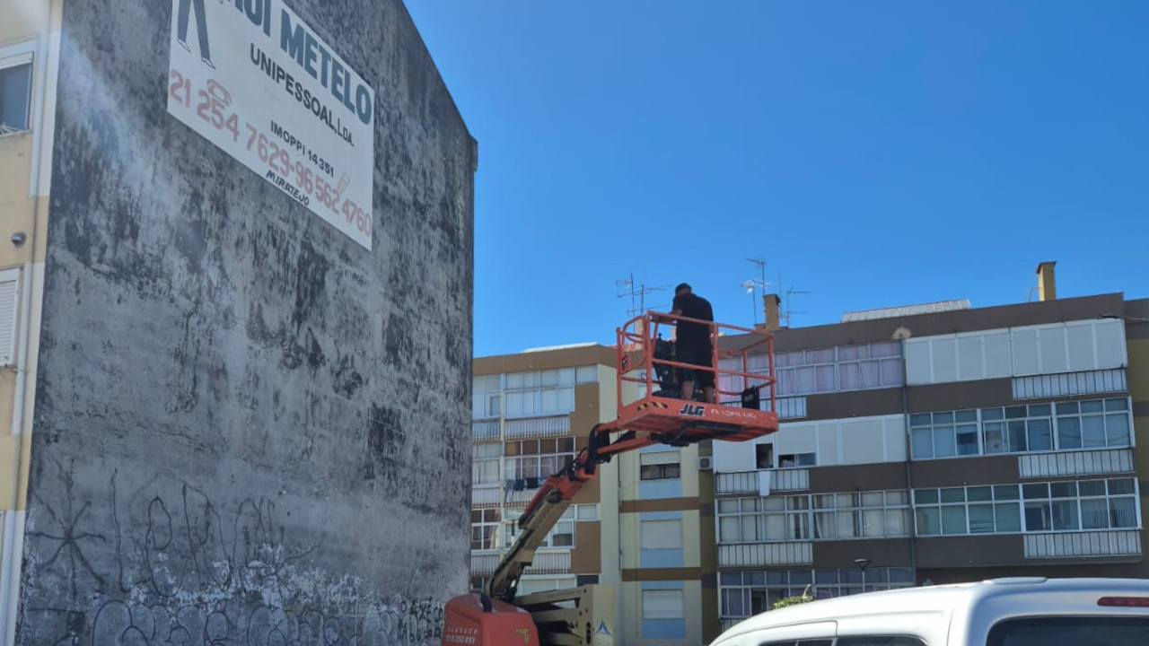 Intervenção artística na Rua Cidade de Faro evoca as profissões