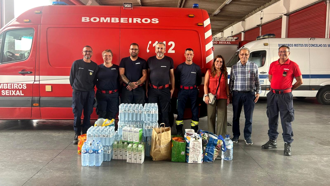 Entrega de águas e mantimentos nos Bombeiros do Seixal