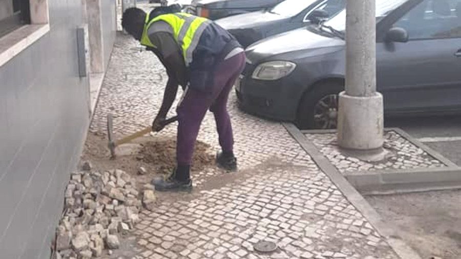 Trabalhos de reposição de calçada e pilaretes no território