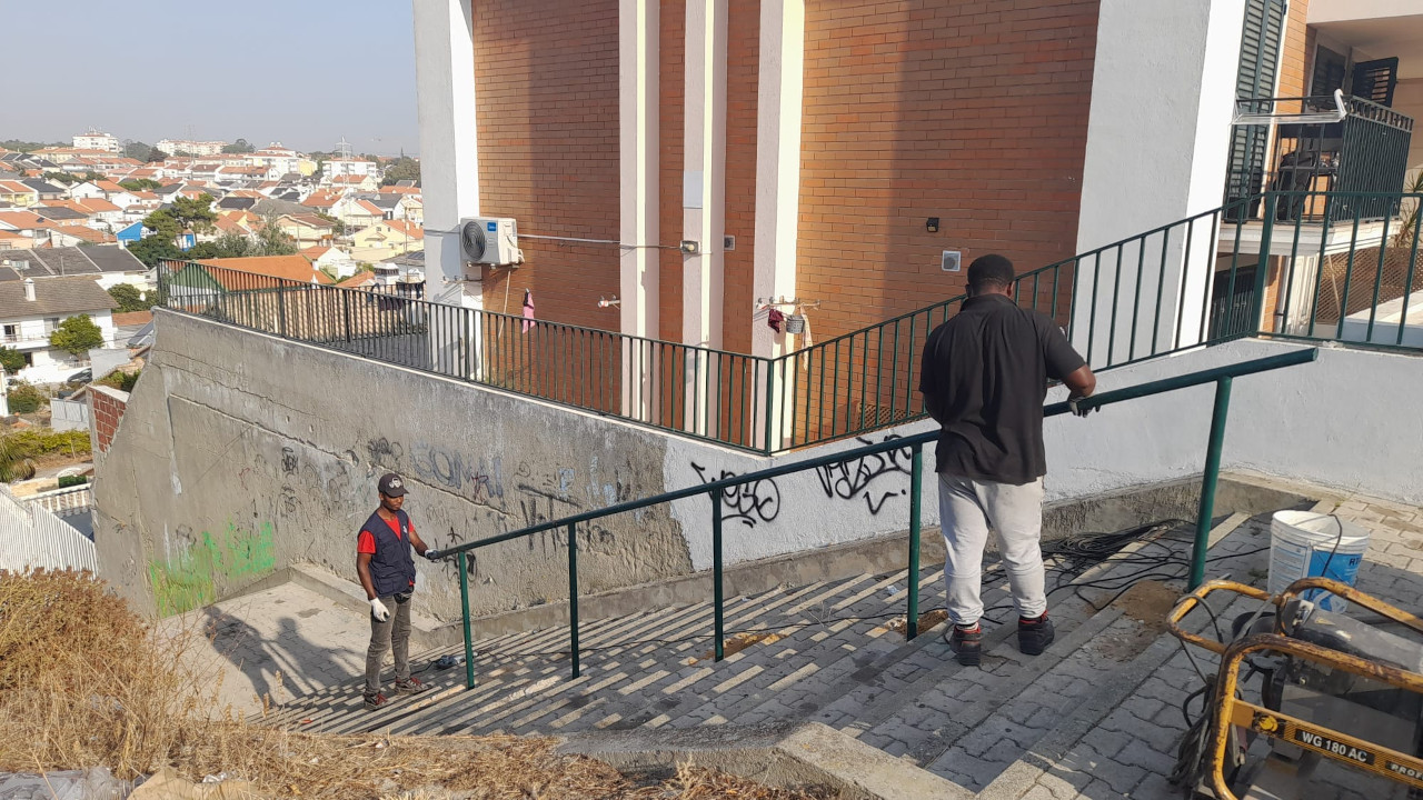 Corrimão entre a Rua Adelaide Cabete e Rua Sá de Miranda