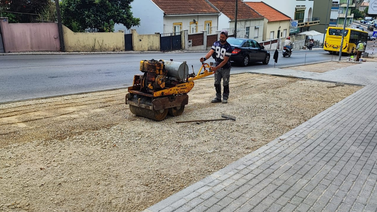 Colocação de piso betuminoso nos novos lugares de estacionamento