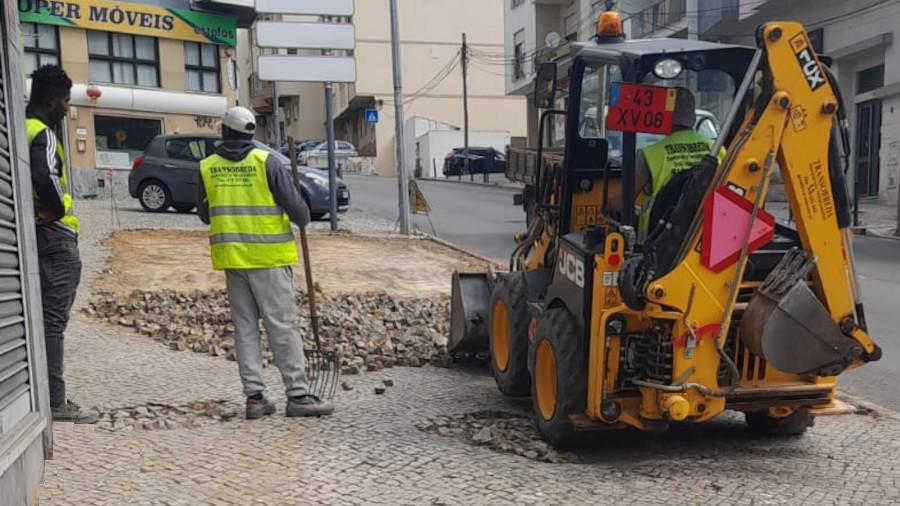 Criação de bolsas de estacionamento na Rua Cidade de Luanda