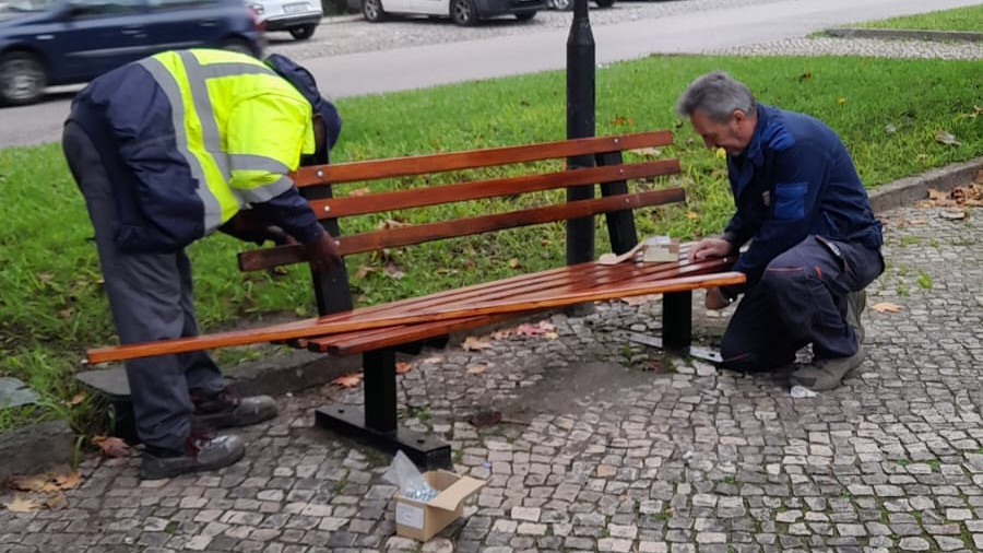 Trabalhos de manutenção de bancos de jardim na Freguesia