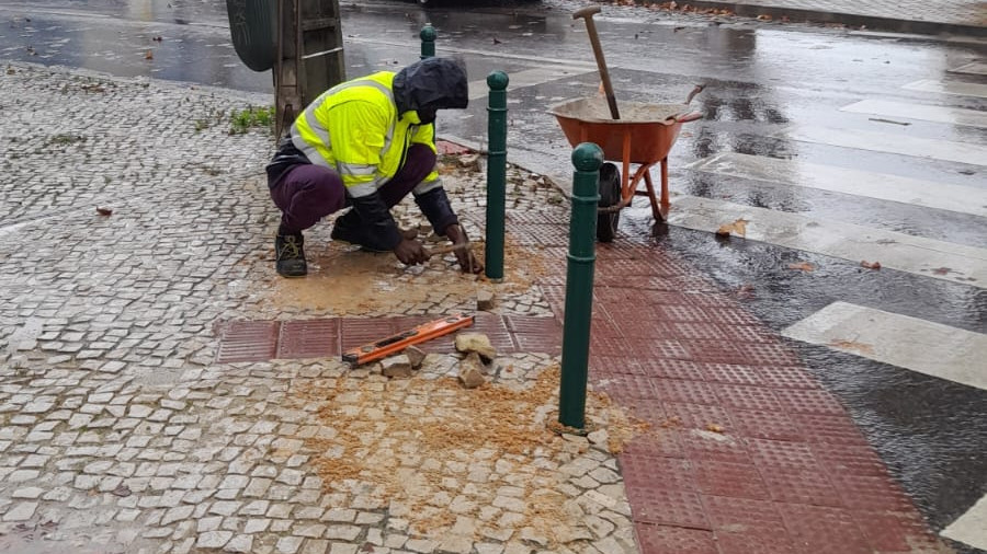 Instalação de pilaretes na Rua Cidade Porto Amélia