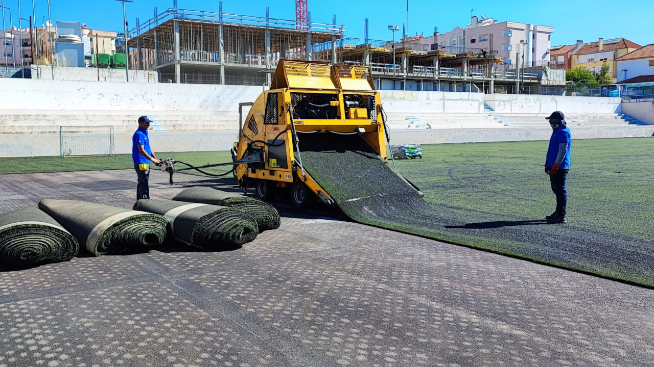 Relvado sintético do Ginásio Clube de Corroios começou a ser substituído